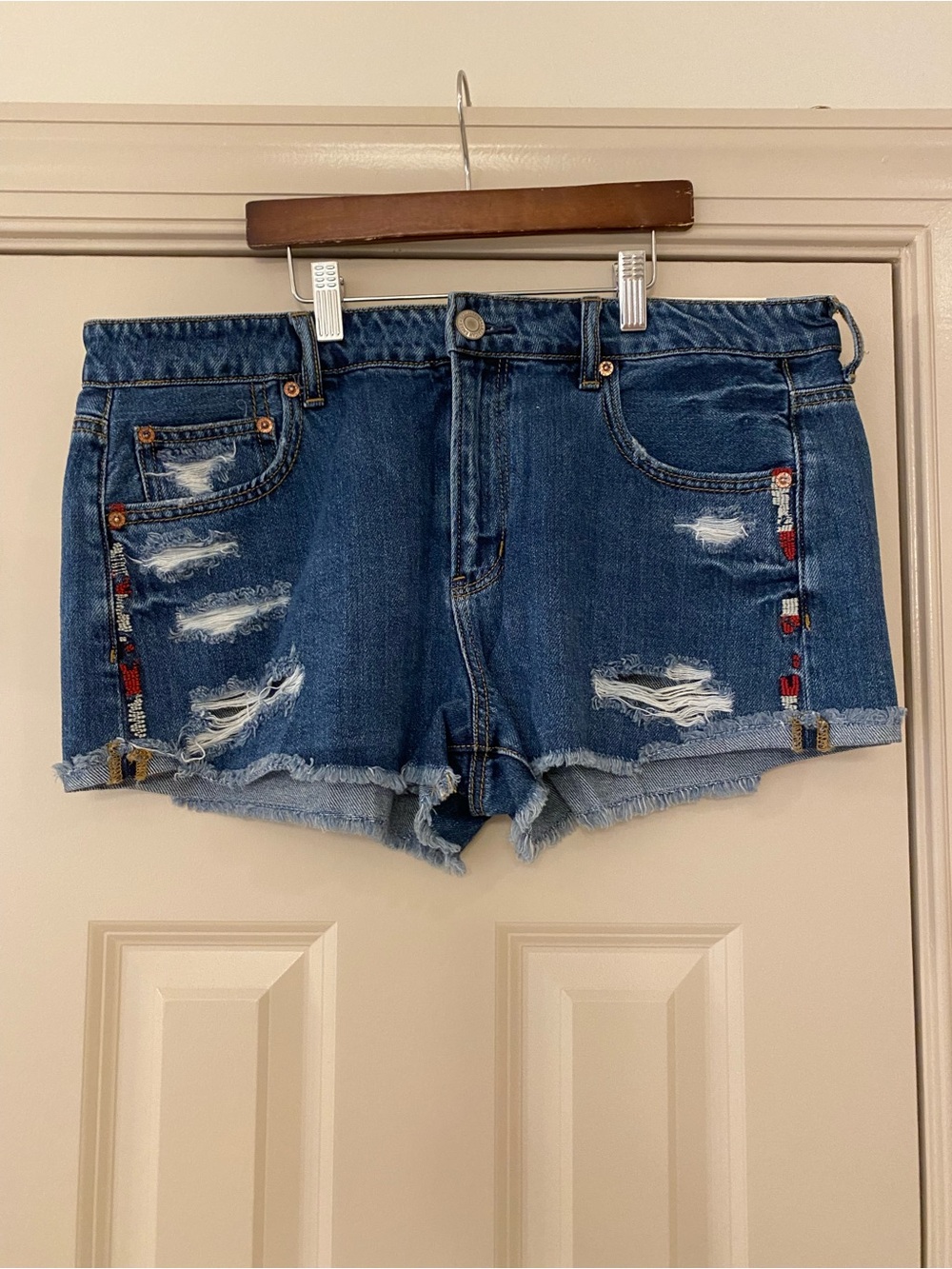 NWT AEO size 14 Distressed Tomgirl Shortie Blue Denim Shorts with Fringe Hem